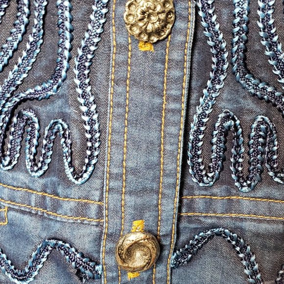 Parsley & Sage Embroidery Chambray Vest - Picture 9 of 11